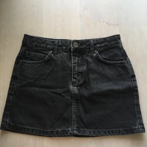 Perfekta jeanskjolen! - En liten och bekväm jeanskjol. Färgen på bilden är lite missvissande - de vita områderna är inte så tydliga i verkligheten utan jeansntyget är mer svart🌟