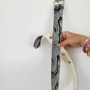 Skärp med snake-mönster - Ascoolt skärp med snakemönster i mycket gott skick. Pris kan diskuteras och möts gärna upp. Annars står köparen för frakten💖