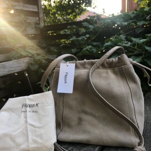 Filippa K Väska  - Ny och oanvänd från Filippa K. Nypris 3500 kr. 