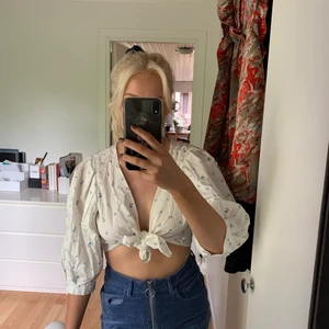 Somrig volangtopp från Monki  - Supergullig blommig topp från Monki som enbart är testad (prislapp finns kvar). Säljer den då den inte kommit till användning.