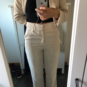 Kostymbyxor från Gina, strl 36 - Mjuka byxor i manchesterliknande tyg från Gina tricot inköpta för 400 kr, knappt använda. Säljer pga att de är för små för mig, därav den dåliga passformen. Är 178 cm lång btw