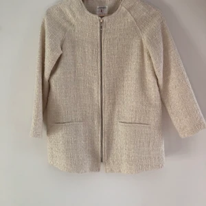 Kavaj / Jacka strl 152 - Kavaj i benvitt med liten silvertråd i från zara. Strl 152.