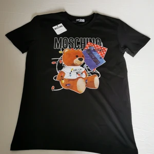 Moschino t-shirt storlek S - Moschino, storlek S, oanvänd, helt ny. 