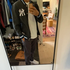 Yankees baseball tröja - Säljer nu denna snygga baseball tröjan. Den är Väldigt fint skick