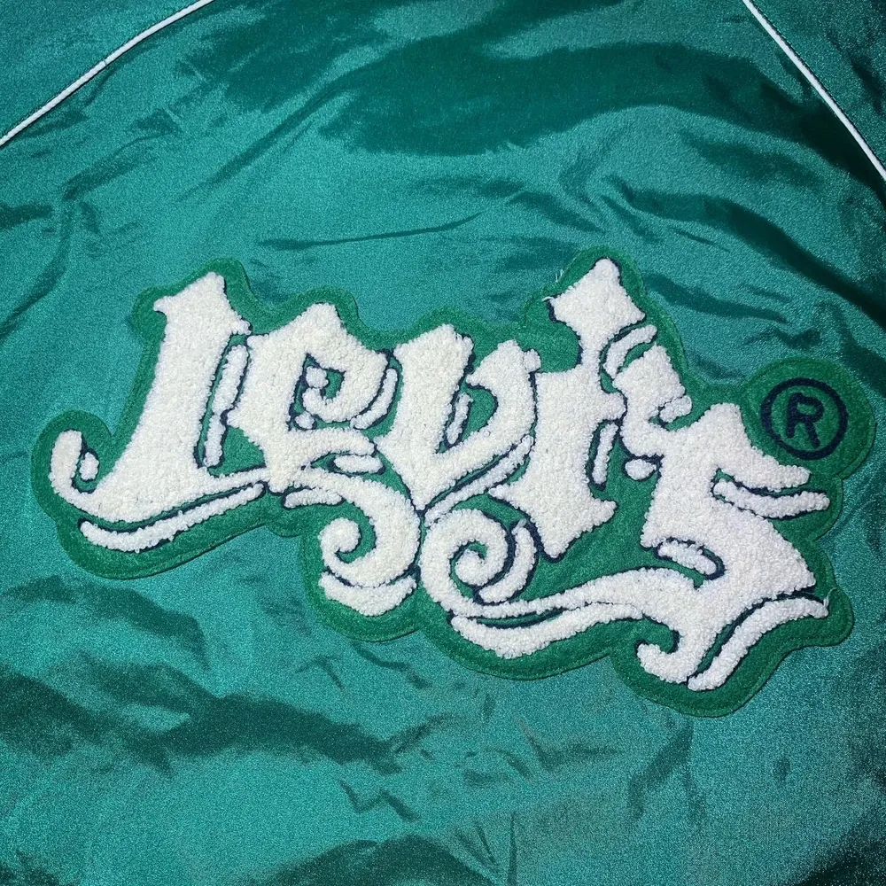 Snygg grön vintage Levis vindjacka i väldigt bra skick. Den är i storlek L men sitter som en M/S. Jackor.