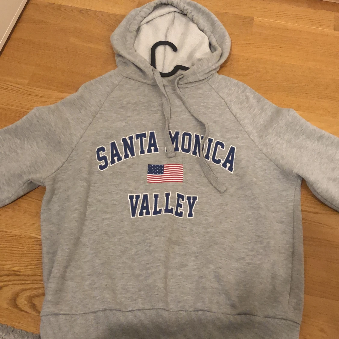 Hoodie ifrån Gina tricot, har använt många gånger men fortfarande i bra skick!