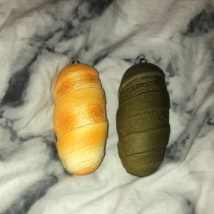 chawa bread squishys - Säljer dessa två squishys från märket chawa! 💞 de kostar 100 kr styck och är sååå softa! Alla tillbehör 💖 du frågar om defekter/cracks 💕 båda för 190 inkl frakt!