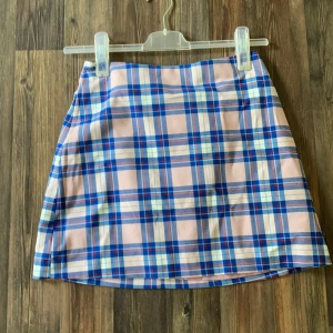 Rutig kjol från Monki. Strl 38 - Helt ny och oanvänd kjol från monki. Drog av lapparna innan jag upptäckte att den var för liten så nu säljer jag den här. Originalpris 249kr. Jag kan mötas upp i Stockholm och tar emot kontanter och Swish. Vill bara bli av med allt! Pruta gärna! Kan säkert fixa bra paketpris! 