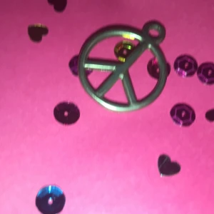 ✌🏽 - Till halsband :)