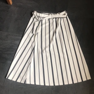 Kjol  - De är en vit och svart randig Kjol.De är inget fel på den de är bara att de är för liten på mig.fin kjol tycker många💙har använt den en gång typ💙ni får betala för frak💙frakt pris kan vi ta privat💙