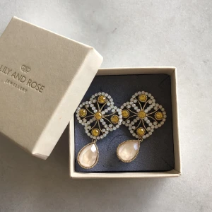 Lily and Rose örhängen  - Lily and Rose örhängen. Nypris 799kr. Använda en gång🌸 