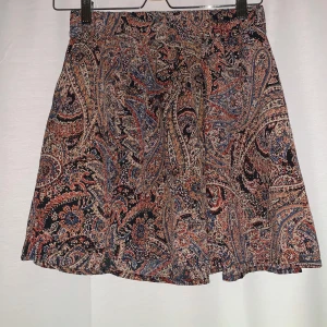 Mönstrad kjol - Supersöt mönstrad kjol från ONLY. Storleken är 36 men det är stretch i midjan så passar även en 38. Sparsamt använd! Frakten ligger på 49kr och betalas av köparen ✨ 