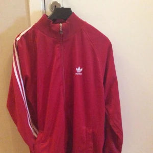 Adidas  kofta och byxor - Om du bara vill köpa ett av plaggen går de lika bra, dessa är väldigt stora men går att styla bra oavsätt storlek. Man ser nog inte de så tydligt men både byxorna och koftan har tre sträck på sidorna (adidas märket) (plus frakt) 200kr styck alltså (: