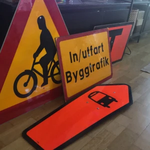 Gatuskyltar  - Köpte några skyltar för flera år sedan som inte matchar mitt rum längre :/ vill kolla om någon är inreserad att köpa en eller flera? Köparen står för frakt ♥️ skriv privat om ni har frågor eller är i treseradd 