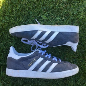 Adidas gazelle - Ett par adidas gazelle köpta för några år sedan, men har används en höst och inte mer än det, så det är i fint skick! Färgen är marinblå😎