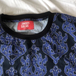 Sweet sktbs  - Snygg t-shirt i tunt blusmaterial från sweet sktbs, knappt använd