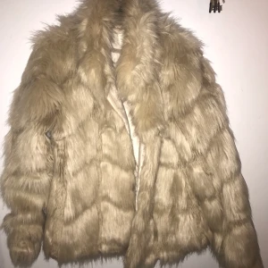 Fusk pälsjacka  - Storlek 38 använd några gånger, den är varm och skön. Köpt för 899