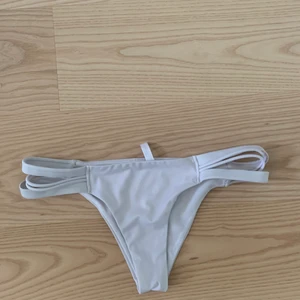 Bikinitrosor från Nelly - Snygg vit bikini från Nelly. S-M aldrig använda.