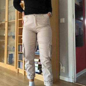  - Helt nya cargobyxor från Madlady i färgen Corporal Babe Beige. Råkade beställa 2 av samma storlek så säljer därför 1 par. Nypris är 499. Köparen står för frakt😊