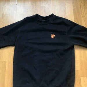  - Säljer denna hov1 merch, den är använd endast ett par fåtal gånger, alltså är den i mycket fint skick. Köpt för 500kr. Kan mötas upp i Sthlm men kan frakta också, då står köparen för frakt❤️