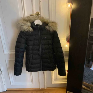 Tommy Hilfiger jacka - Säljer min riktigt fina Tommy Hilfiger vinterjacka, nypris 2200. Frakten går på 100kr eftersom att jackan är så stor. Kan kanske gå ner i pris med frakten i ett snabbt köp. Väldigt fint skick! EJ ÄKTA PÄLS!!!