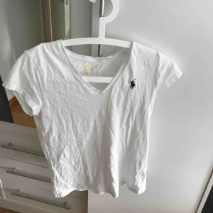 - Snygg Ralph lauren t shirt, v-ringad, nästan aldrig använt 