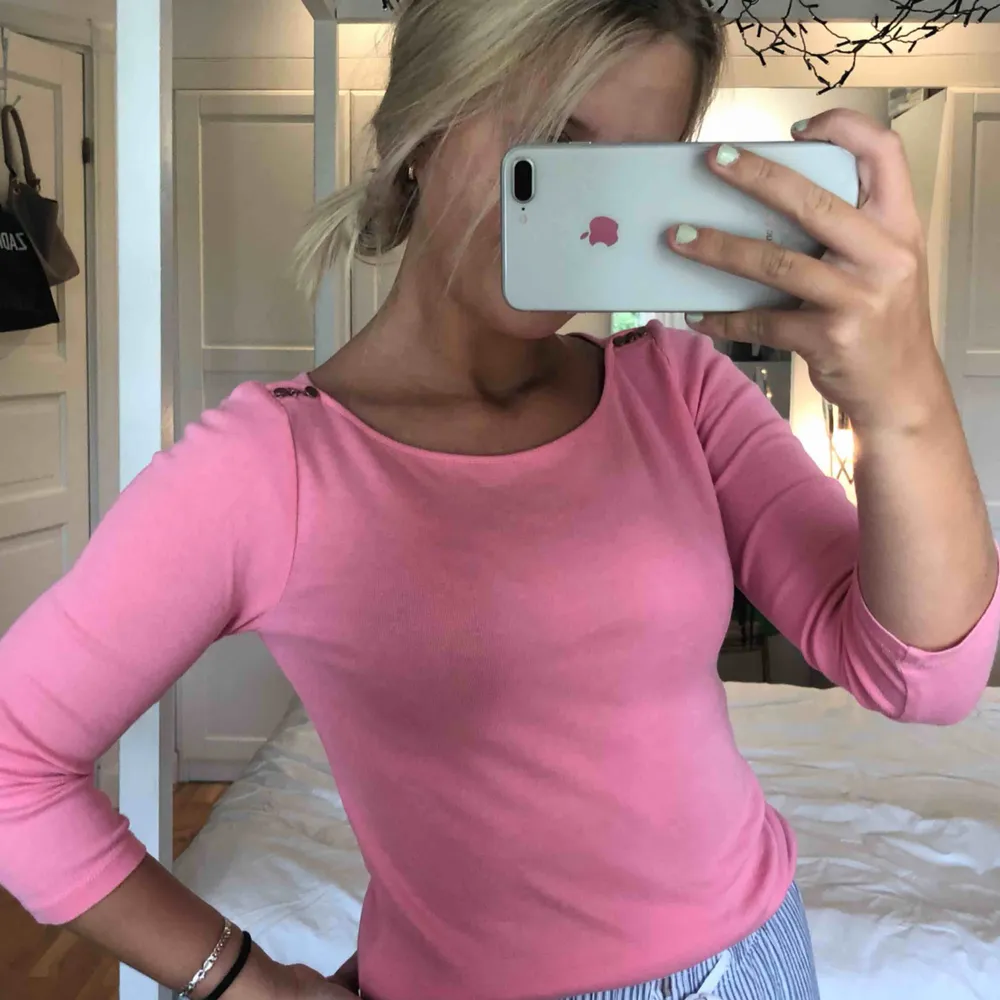 En rosa tröja köpt i USA från märket Ann taylor, det är stl XS men jag skulle mer säga att det är stl s💗möts upp i Sthlm eller fraktar. Toppar.