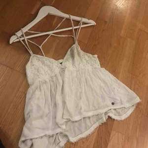  - En söt somrig top från hollister. Sitter jätte snyggt på ryggen dessutom. 