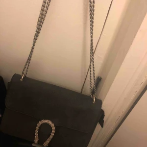  - Väska i matt ormskinn