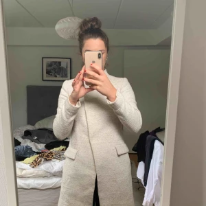  - En kappa från zara som aldrig kommer till användning. Använd ca 3 gånger, så sparsamt använd. Frakt tillkommer.