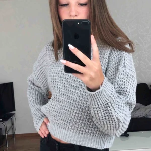  - superskön stickad tröja ifrån prettylittlething i storlek s, aldrig använd då den är lite stor för min smak som är xs köpare står för frakt