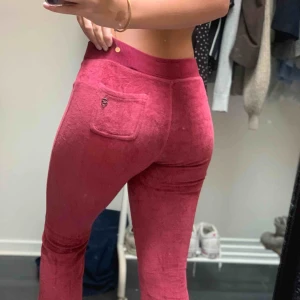  - Vinröda hollister mjukisbyxor Med bootcut