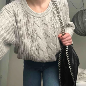  - En väldigt snygg stickad tröja i mycket bra sick. 