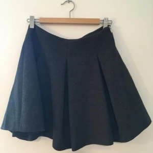  - Fin tjock grå kjol från Zara
