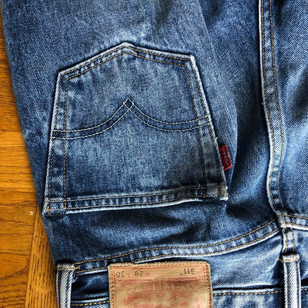 Levis jeans med slitningar Passform | Plick Second Hand