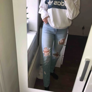  - Skitballa håliga jeans från BikBok i skönt och stretchigt material. StrlS. Finns att hämta i Östersund annars står köparen för frakten💕