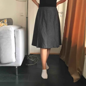  - Skräddarsydd kjol från England, gott som oanvänd. Ull och Polyester