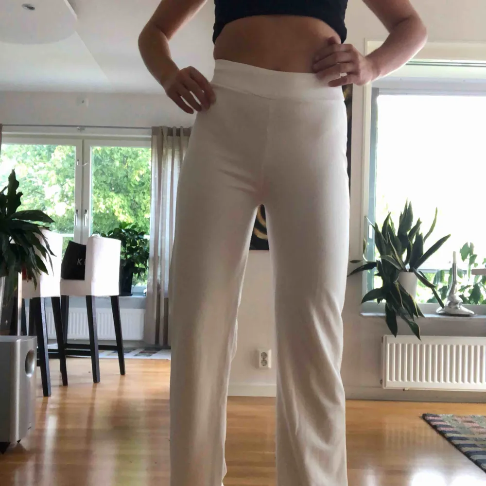 Superfina Crepe Straight pants från Nelly. Nypris 299:- . Jeans & Byxor.