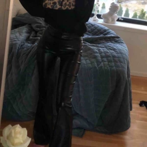  - Lack/skinn bootcut byxor från ginatricot, hänvända ett par gånger men inga slitningar. Är i storlek S men stretchiga så passar M också💗