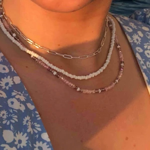 Pärlhalsband - Säljer egengjorda halsband,  ett kostar 60kr  men två kostar bara 100kr🌴🐠💖🌸  finns fler och annat på min instagram sida @vellakul🦋🌈😜