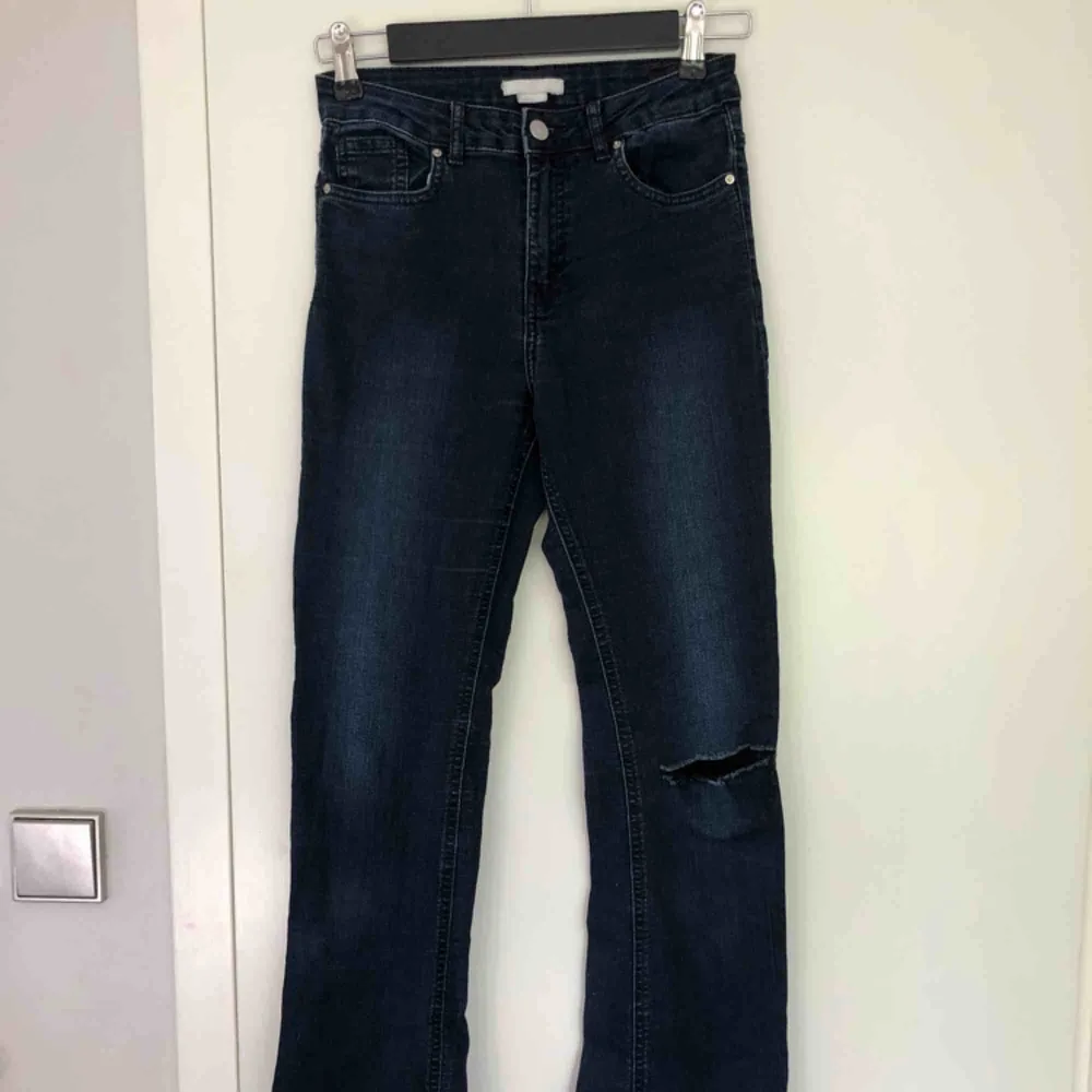 Mörkblåa bootcut jeans från hm, hål på ena knät som jag gjort själv💜. Jeans & Byxor.