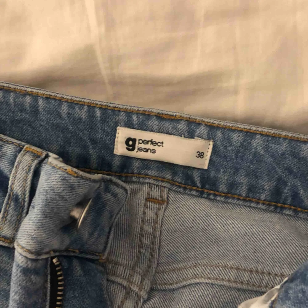 Knappt använda jeans ifrån ginatricot med flarie . Jeans & Byxor.