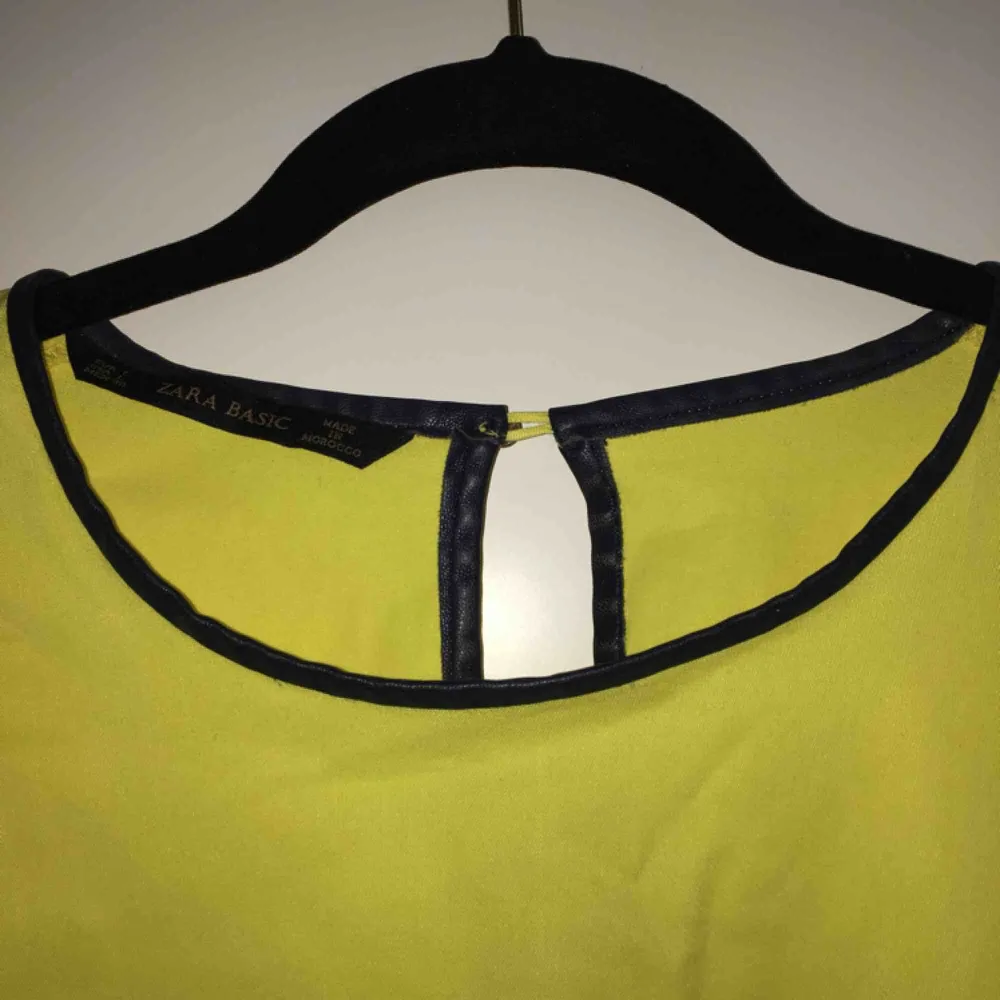 Svin ball tröja från Zara i en neon gul färg med en läder kant upptill som snygg detalj⚡️ Är stl L sitter snyggt oversized på mig som är XS/S, men funkar för M/L också givetvis!!💛Snygg att styla med bälte/skärp/kedja i midjan🌻. Toppar.