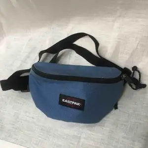 Fannypack/becknarväska från Eastpak i fin blå färg. Bra och rymlig!