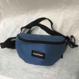  - Fannypack/becknarväska från Eastpak i fin blå färg. Bra och rymlig!