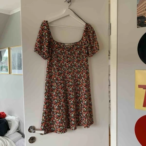  - Super söt blommig klänning från pull & bear. Använd ca 2 gånger! Passar även S 