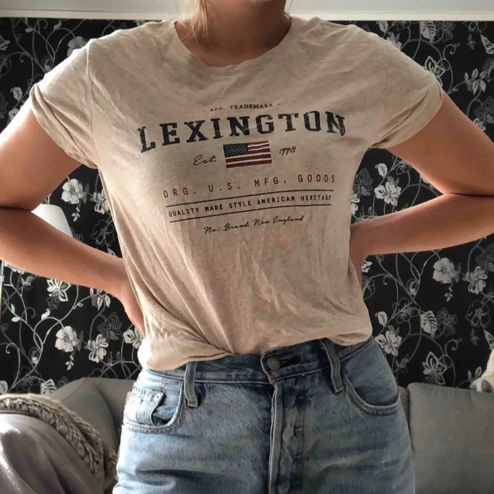 Beige t-shirt från Lexington. Säljer pga ej min stil. Köpare står för frakt.. T-shirts.