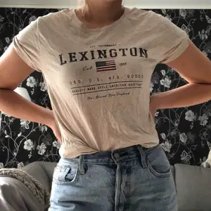 Beige t-shirt från Lexington. Säljer pga ej min stil. Köpare står för frakt.