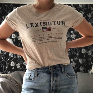  - Beige t-shirt från Lexington. Säljer pga ej min stil. Köpare står för frakt.