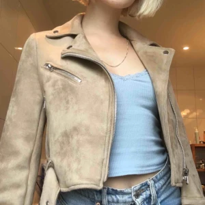  - Fin beige jacka i mockaimitation! Passar perfekt till hösten. Möts i stockholm, annars tillkommer frakt! 